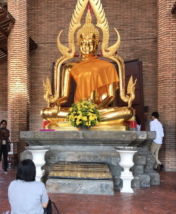 Patung Buddha raksasa yang ada di Candi Wat Chai Mongkol (Foto: Elitha Evinora Tarigan/ THE EDITOR)