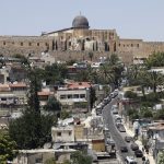 Kota Jerusalem yang berada tepat di bawah kompleks Masjid Al-Aqsa pada Rabu, 1 Juli 2020. Pemimpin Israel menggambarkan Yerusalem sebagai tempat tinggal yang melindungi perbedaan dan memberi hak yang sama bagi minoritas. Namun penduduk Palestina menganggap diri sebagai orang yang terpinggirkan dan merasa diri tidak memiliki kewarganegaraan. Mereka mengaku hidup dalam ketakutan dan dipaksa keluar dari kota yang terlihat seperti hambar diatas (Foto: AP / Mahmoud Illean/ THE EDITOR)