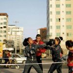 Gadis-gadis Palestina tengah latihan tinju dengan pantauan instrukturnya langsung di Gaza (Foto: REUTERS/ Suhaib Salem/ THE EDITOR)
