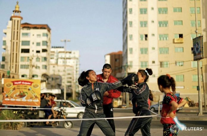 Gadis-gadis Palestina tengah latihan tinju dengan pantauan instrukturnya langsung di Gaza (Foto: REUTERS/ Suhaib Salem/ THE EDITOR)