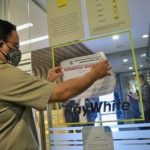 Menempelkan aturan PPKM yang harus dipatuhi PT Ray White (Foto: @aniesbaswedan/ THE EDITOR)