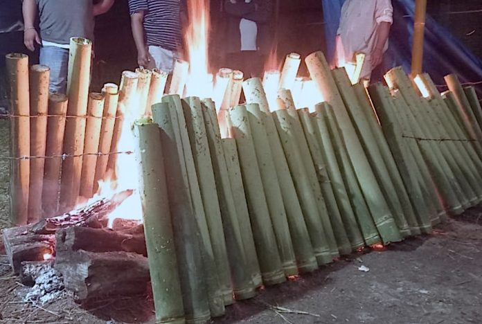 Sayuran, daging dan bumbu yang sudah dicampur dimasukkan ke dalam bambu yang sebelumnya sudah dicuci terlebih dahulu (Foto: Facebook @Papagit/The Editor)