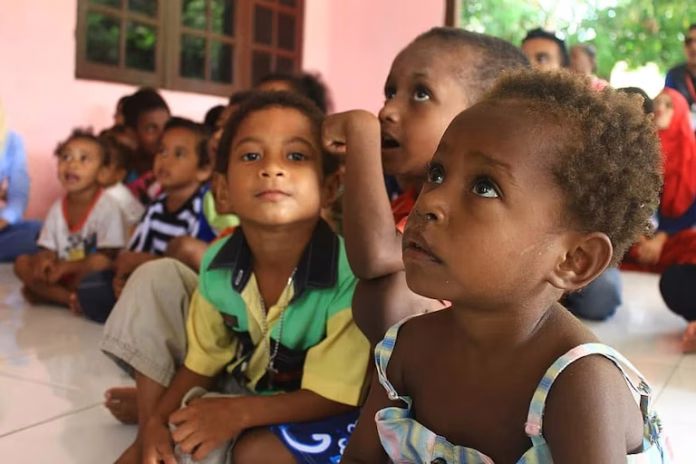 Peran orang tua menjadi penting dalam memutus cara pandang yang diskriminatif, rasis, dan tidak adil terhadap etnis Papua sejak dini. (Foto: www.pikist.com/ The conversation/ The Editor)