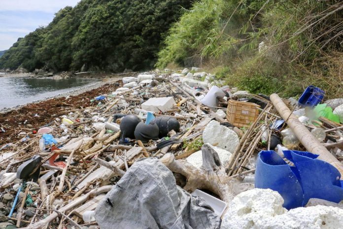 Sampah plastik yang terbawa ke pesisir semenanjung Uwajima, Prefektur Ehime, Jepang pada Juli 2020 (Foto: Kyodo/THE EDITOR)