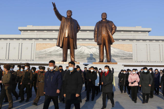 Warga Korea Utara mengunjungi patung mendiang pemimpin mereka, Kim Il Sung dan Kim Jong Il, di Bukit Mansu di Pyongyang, Rabu (16/2). (Foto: AP Photo/THE EDITOR)