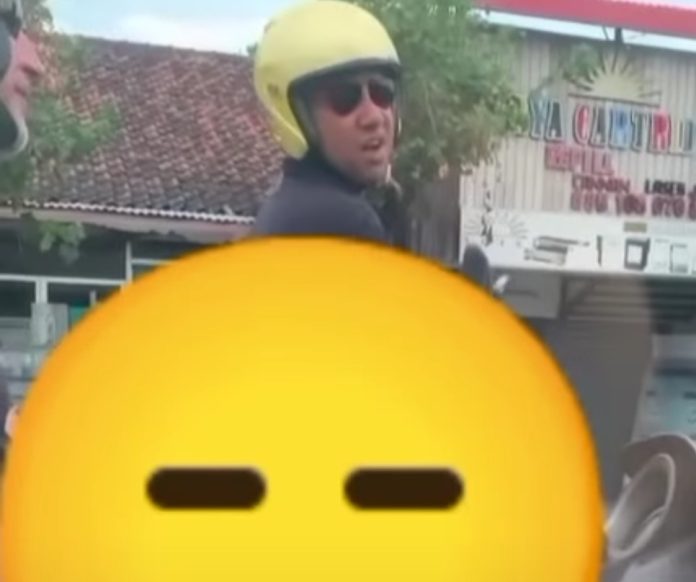 Tangkapan layar video yang mendokumentasikan aksi seorang WNA yang buang air kecil di tengah keramaian lampu merah di kawasan Sanur, Denpasar, Bali. (Foto: Instagram @denpasar.viral/THE EDITOR)