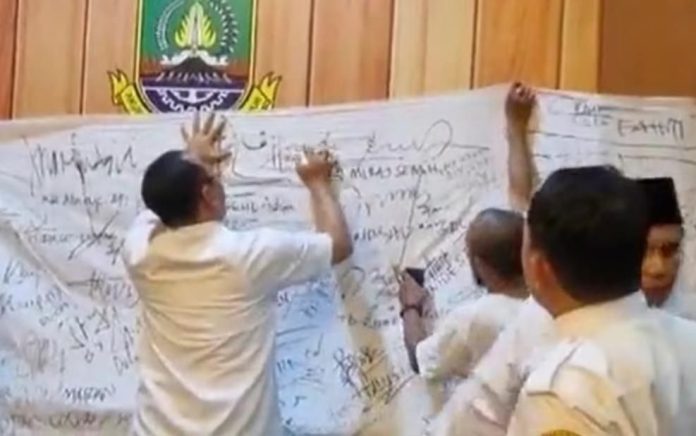 Momen penandatanganan penolakan pembangunan Gereja Maranatha oleh Wali Kota Cilegon Helldy Agustian. (Foto: Twitter @penyuka_ombak/Banten Raya)