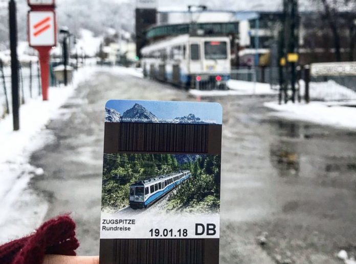 Tiket ini harus anda dapatkan agar bisa naik kereta selanjutnya menuju puncak Gunung Zugspitze. Pastikan anda memeriksa jadwal keberangkatannya dan menyesuaikannya dengan jadwal kereta Garmisch Ski agar tidak perlu menunggu lama di stasiun (Foto: Elitha Evinora br Tarigan/ THE EDITOR)