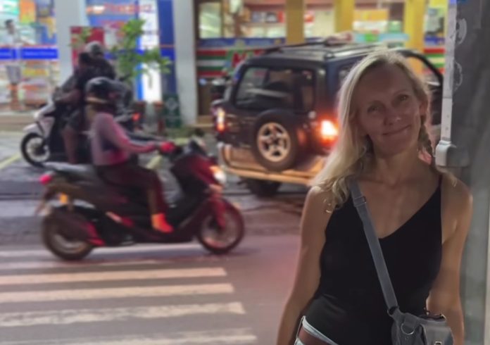 Monique ketika berdiri di pinggir jalan di Seminyak, Badung, Bali, dengan kesibukan jalan raya sebagai latar belakangnya. (Foto: Instagram @neveraroadmap/THE EDITOR)