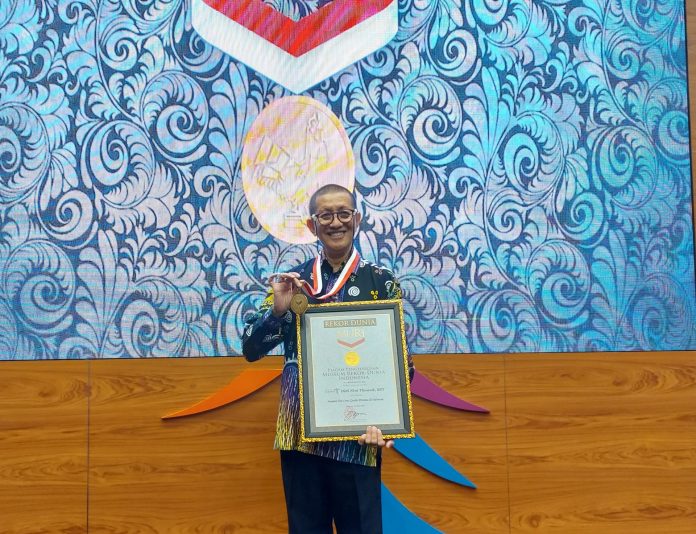 Didik Nini Thowok menerima penghargaan rekor MURI sebagai Seniman Tari Cross Gender Pertama di Indonesia.