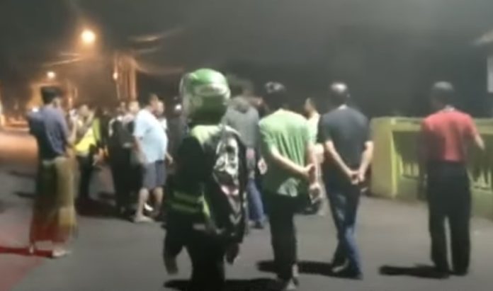 Situasi di sekitar Balai Desa Sidokepung, Sidoarjo, Jawa Timur, pada malam penyekapan Kepala Desa Elok Suciati, perangkat desa, dan panitia PTSL.