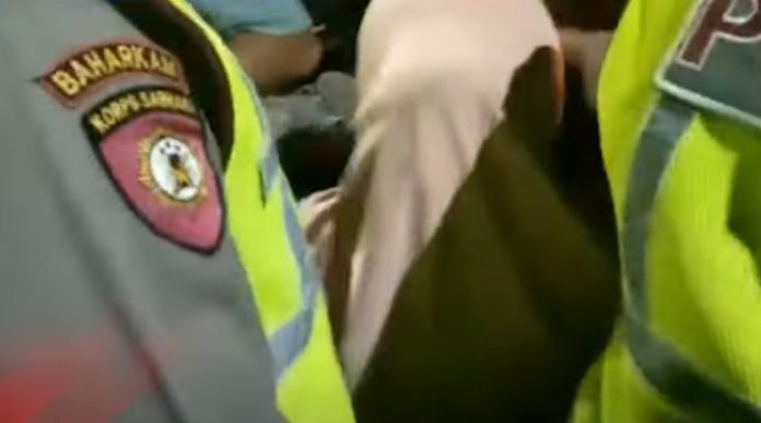 Proses evakuasi Kepala Desa Sidokepung Elok Suciati setelah disekap selama enam jam oleh warganya sendiri, Rabu (24/5).