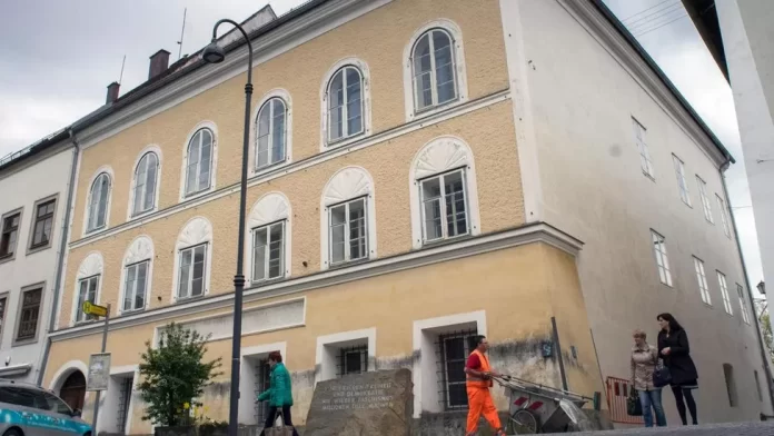 Rumah yang salah satu ruangannya disewa sebagai tempat persalinan orang tua Adolf Hitler untuk melahirkan dirinya di Austria.