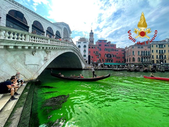 Kanal Besar Venesia (Canal Grande) yang airnya berubah menjadi hijau pada Minggu (28/5).