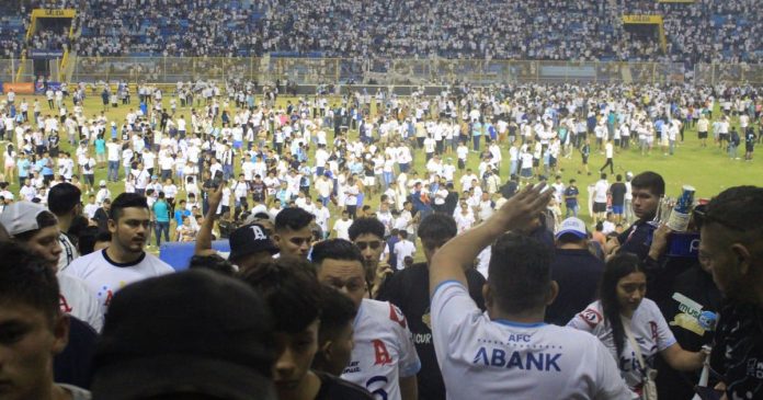 Keramaian di Stadion Cuscatlán di San Salvador, El Salvador, setelah kerusuhan pecah di tengah pertandingan sepak bola pada Sabtu (20/5).