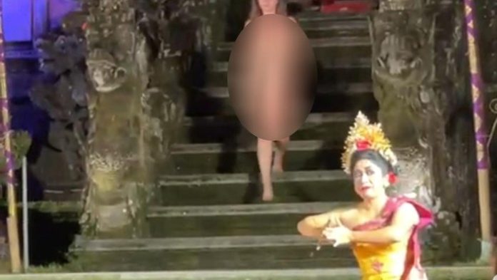 Tangkapan layar video yang menunjukan seorang bule asal Jerman memasuki area pertunjukan tari dengan tanpa busana di Puri Saraswati Ubud, Gianyar, Bali.