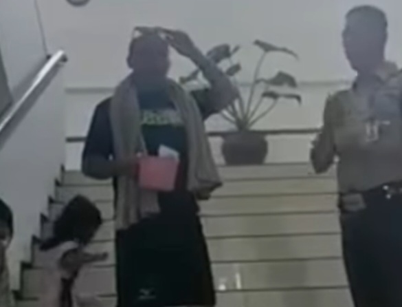 Pria yang protes ke PDAM karena matinya aliran air di rumahnya berdebat dengan satpam kantor tersebut.