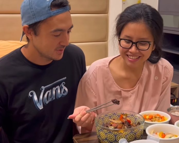 Benji Wang bersama istrinya, Cindy Chen, memakan olahan plasenta yang dibuat oleh Benji.