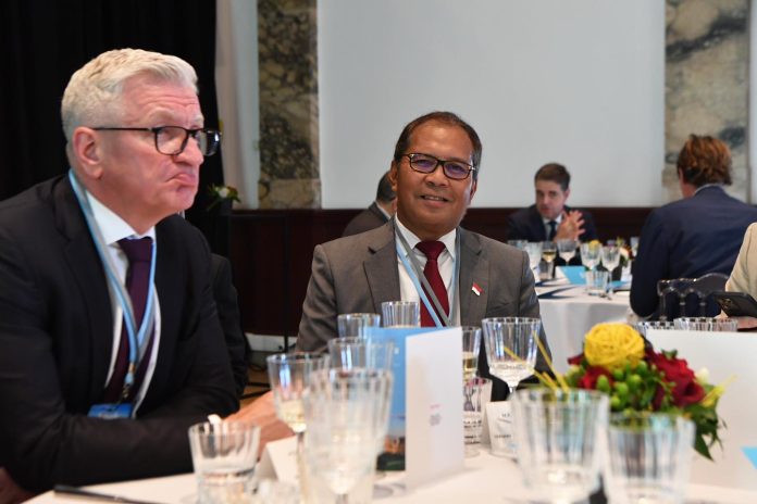 Makassar Mayor Danny Pomanto (right) in the 2023 Brussels Urban Summit.