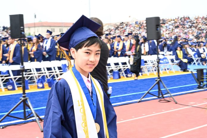Clovis Hung dinyatakan lulus dengan lima gelar dalam wisuda Fullerton College.