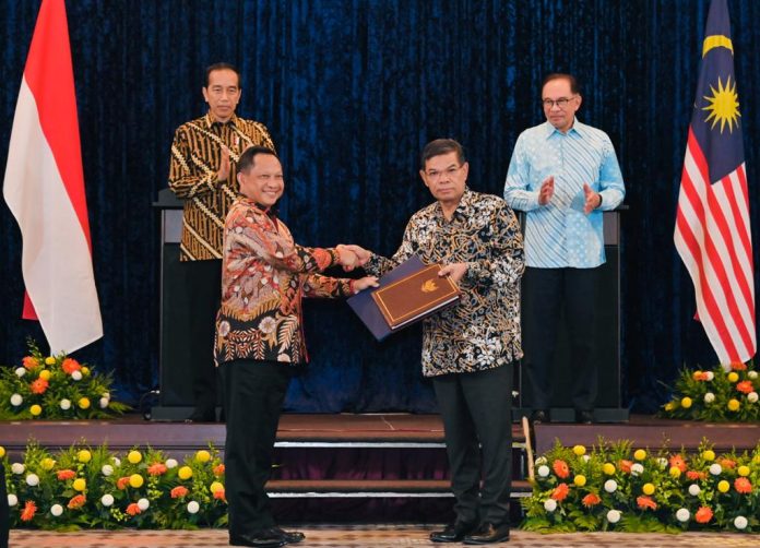 The Minister of Home Affairs Muhammad Tito Karnavian and the Malaysian Minister of Home Affairs Dato' Seri Saifuddin Nasution shook hands after signing the Memorandum of Understanding (MoU) on the Cross-Border Agreement.