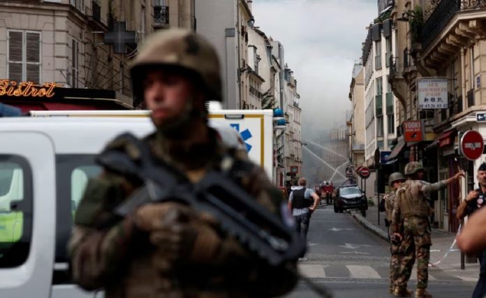 Tentara mengamankan daerah di sekitar lokasi terjadinya ledakan di bangunan Left Bank Paris, Kota Paris, Prancis, Rabu (21/6) sore waktu setempat.