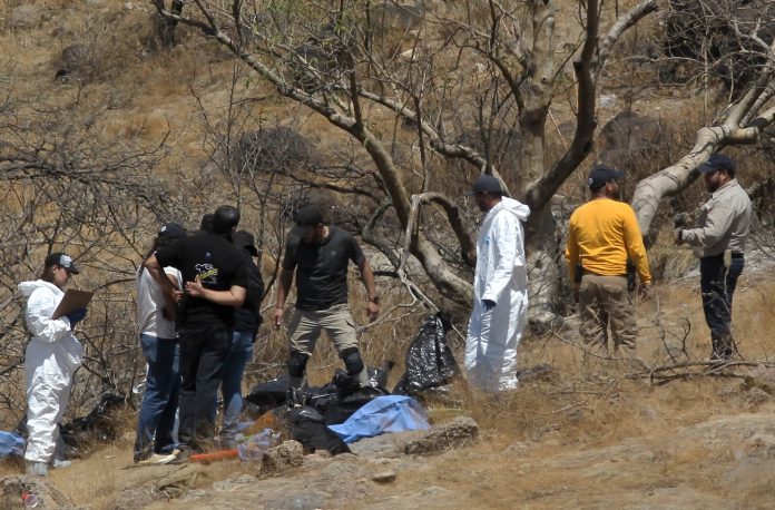 Momen penyelidikan dan evakuasi sisa-sisa mayat manusia yang ditemukan di Kota Guadalajara, negara bagian Jalisco, Meksiko.
