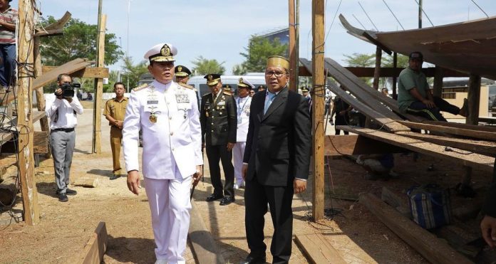 The Commander of TNI Yudo Margono (left) and Makassar Mayor Danny Pomanto (right) while monitoring the making of phinisi ship at the heart of Makassar City.