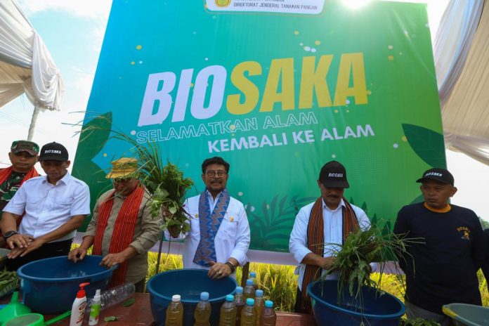Menteri Pertanian Syahrul Yasin Limpo memimpin demonstrasi pembuatan Elisitor Biosaka pada acara panen padi di Kabupaten Maros, Sulawesi Selatan, Jumat (23/6).