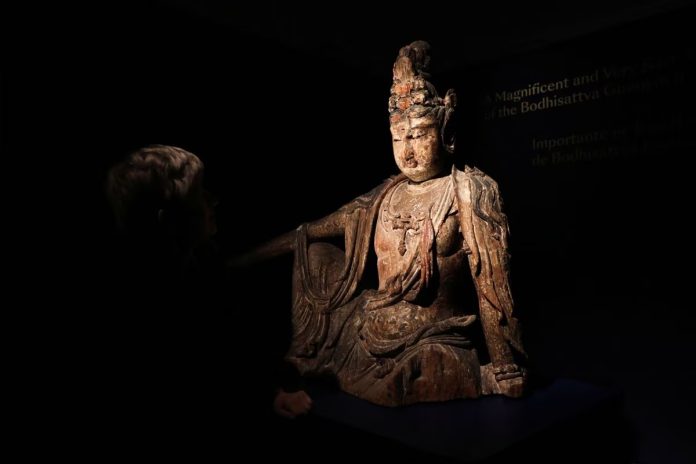 Penampakan patung Buddha China yang langka sebelum dilelang di Paris, Prancis.
