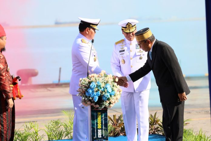 Makassar Mayor Moh Ramdhan Pomanto shakes hand with the navy commander after officially opening the MNEK 2023 in Makassar, South Sulawesi, Monday (5/6).