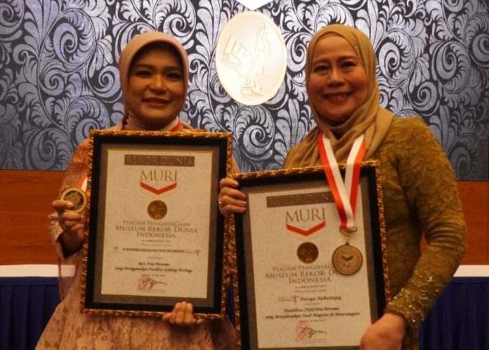 Direktur Utama PT PP Sinergi Banjaratma Dina Yunanda dan Dewi Yull dalam acara penganugerahan rekor MURI di Balairung Soesilo Soedarman Gedung Sapta Pesona Kemenparekraf, Jakarta, Selasa (30/5).