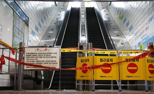 Eskalator yang rusak di Stasiun Subway Sunae di Korea Selatan telah dipasangi garis polisi.