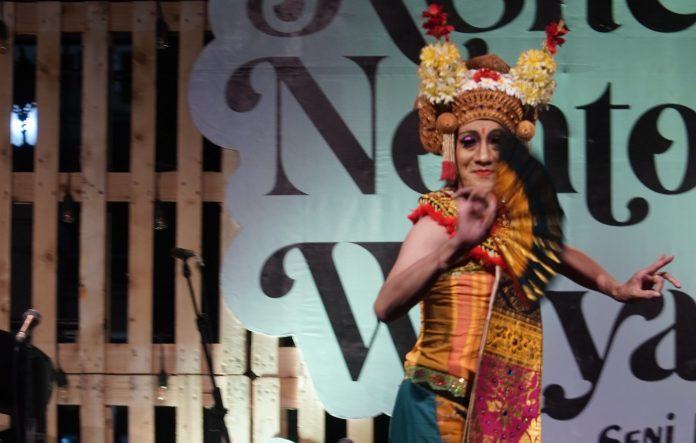 Didik Nini Towok performance during event “Kencan Nonton Wayang” in Yogyakarta on Wednesday, 24 May 2023 (Picture: Hartaty Sembiring/ THE EDITOR)