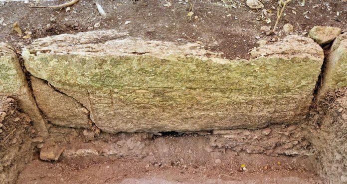 Bagian dari batu berukir yang ditemukan oleh para arkeolog dari Institut Antropologi dan Sejarah Nasional Meksiko (INAH) setelah menemukan sebuah kota Maya kuno di dalam cagar alam Balamku di negara bagian Campeche, Meksiko.