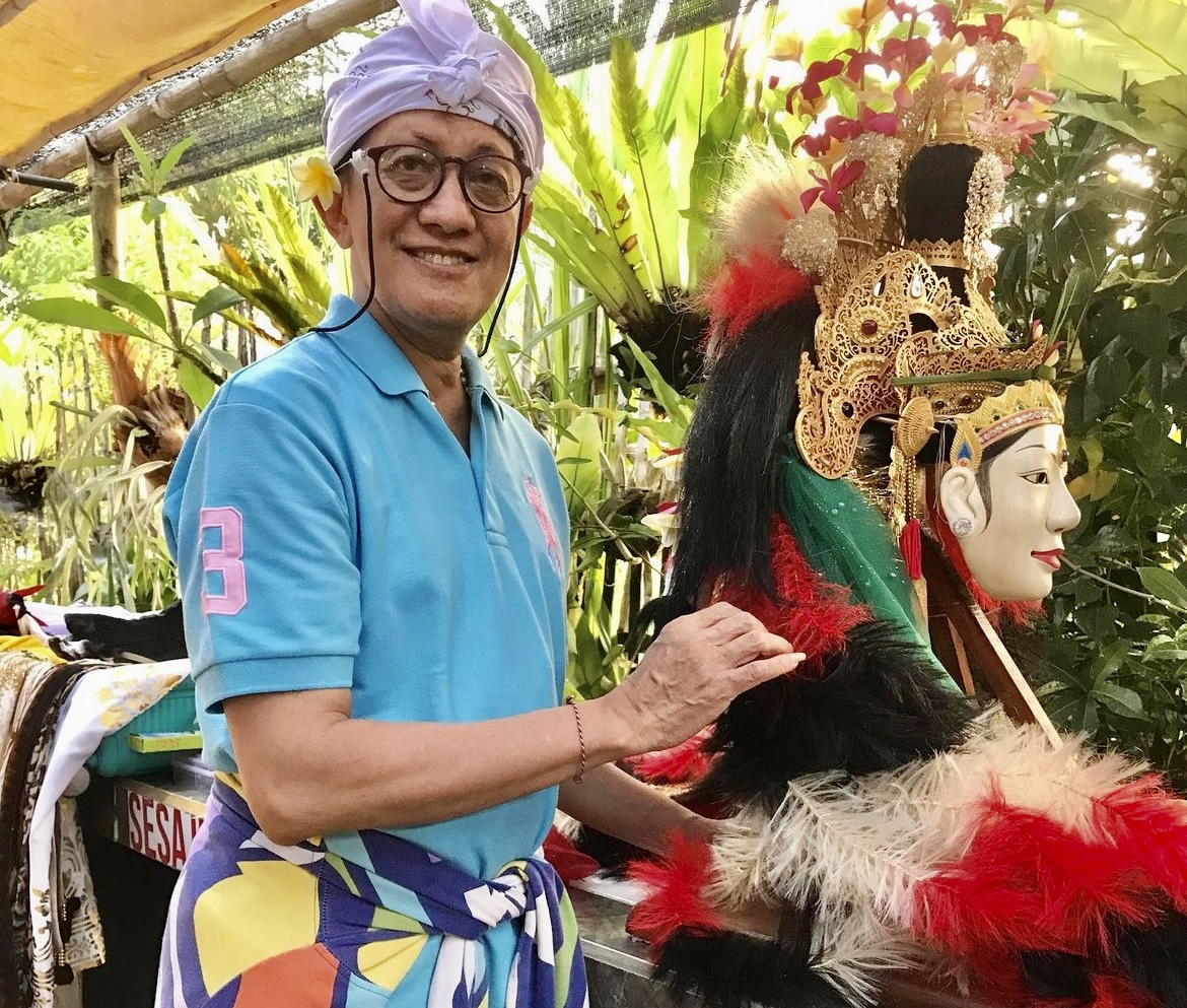 Didik Nini Towok preparation before two-face Ardhanareswari dance in Pura Dalem at Dusk Puthuk, Kandangan Village, Kediri, East Java on Saturday, 3 June 2023 (Picture: Instagram @didikninithowok/ THE EDITOR)