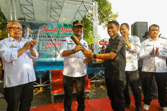 Menteri Pertanian Syahrul Yasin Limpo beretta Dirjen PSP Kementan Ali Jamil (kanan belakang), Dirjen Tanaman Pangan Suwandi (kanan depan) menerima makanan Khas daerah Takalar (Foto: Humas Ditjen PSP Kementan/ THE EDITOR)