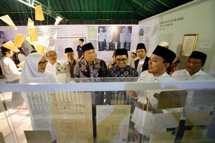 Bupati Banyuwangi Ipuk Fiestiandani saat berada di acara Pameran kitab kuning Kiai Saleh Lateng (Foto: Humas Pemda Banyuwangi/ THE EDITOR)