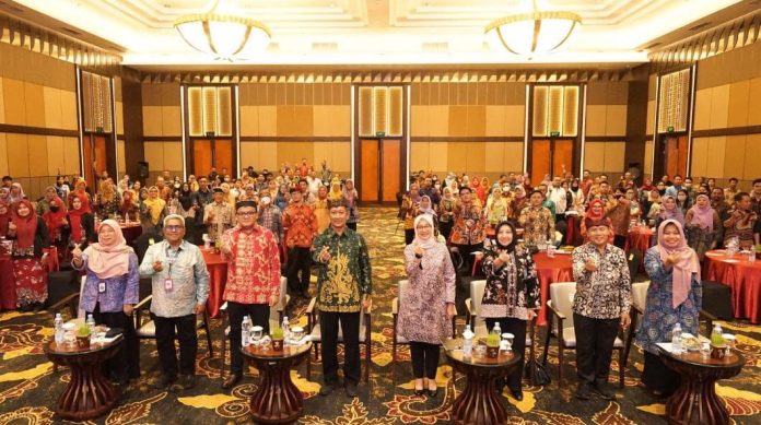 Bupati Banyuwangi Ipuk Fiestiandani (5 dari kiri) bersama peseta rapat Regional Workshop, Pemutakhiran Pendataan Keluarga (PPK) dan penguatan Sistem Informasi Keluarga (SIGA), untuk penanganan stunting dan kemiskinan ekstrim yang berlangsung di Banyuwangi tanggal 12-15 Juni 2023 (Foto: Humas Pemda Banyuwangi/ THE EDITOR)