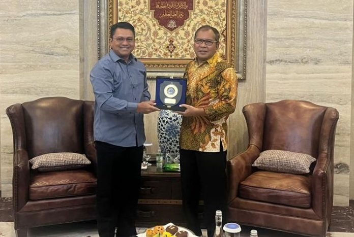 Commodore Edi Haryanto (left) thanked Makassar Mayor Danny Pomanto (right) for successfully holding the Multilateral Naval Exercise Komodo (MNEK) 2023 (Picture: Special/ THE EDITOR)