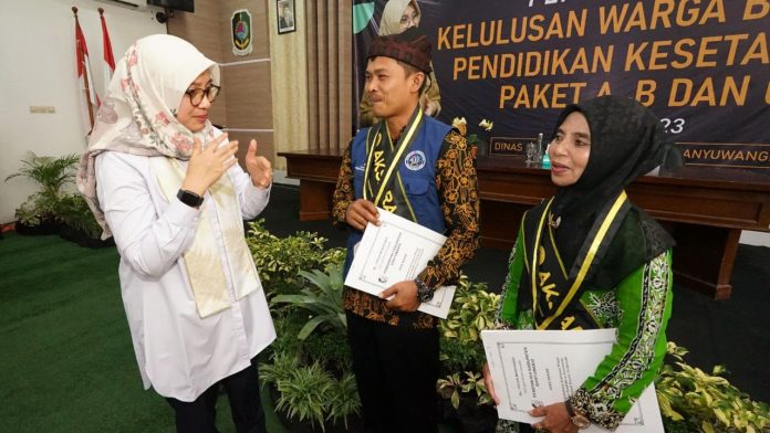Bupati Banyuwangi Ipuk Fiestiandani saat menghadiri acara kelulusan Pusat Kegiatan Belajar Masyarakat  (PKBM) Banyuwangi, di Aula Dinas Pendidikan, Minggu, 11 juni 2023 (Foto: Humas Pemda Banyuwangi/ THE EDITOR)