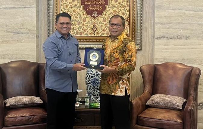 Laksamana Pertama TNI Edi Haryanto memberikan cenderamata kepada Walikota Makassar Danny Pomanto di hare terakhir pelaksanaan MNEK 2023 (Foto: Istimewa/ THE EDITOR)