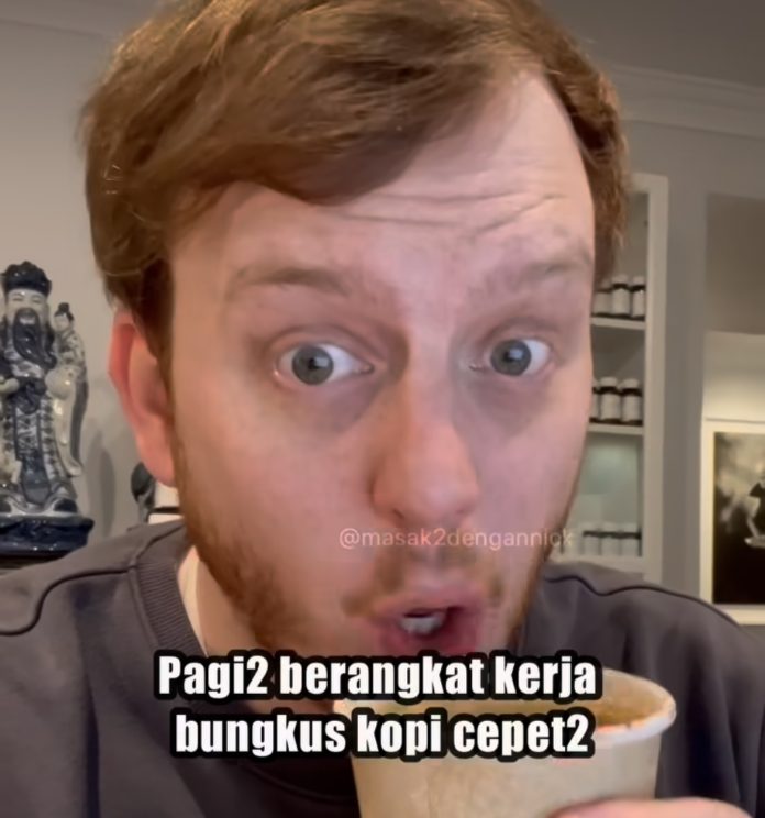 Unggahan Nick Molodysky yang tengah minum kopi (Foto: Tangkapan gambar dari video Instagram @masak2dengannick/ THE EDITOR)