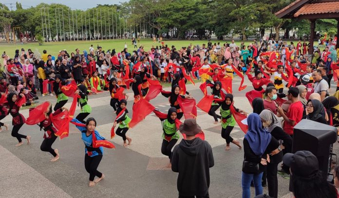 Ribuan penari ini memperebutkan tiket untuk ambil bagian dalam salah satu atraksi kolosal yang masuk rangkaian Banyuwangi Festival (B-Fest) 2023 (Foto: Humas Pemda Banyuwangi/ THE EDITOR)