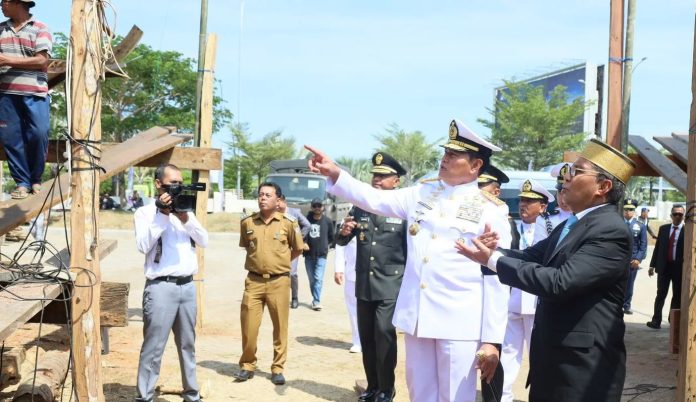 The commander of the Indonesian National Armed Forces (TNI) Yudo Margono (left) and Makassar Mayor Danny Pomanto (right) while monitoring the making of phinisi ship (Picture: Special/ THE EDITOR)