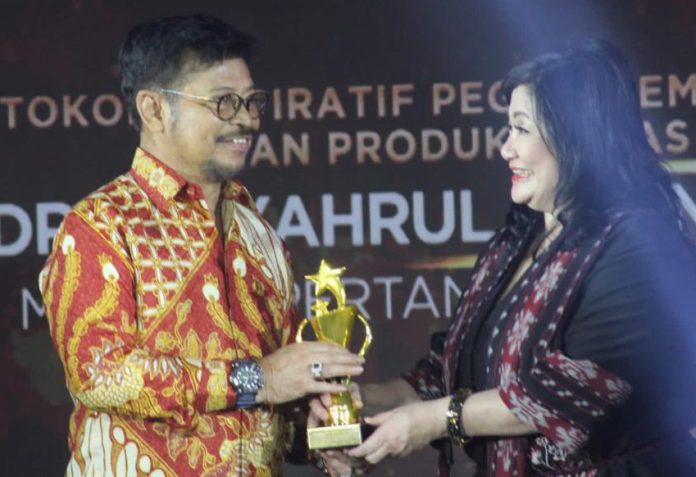 Menteri Pertanian Syahrul Yasin Limpo saat menerima penghargaan Lintas Generasi Award Festival6 Liputan6.com sebagai tokoh inspiratif pegiat pemenuhan kebutuhan dan produktivitas pertanian (Foto: Ditjen Humas Prasarana dan Sarana Pertanian/ THE EDITOR)