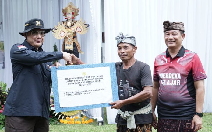 Wakil Menteri Pertanian (Wamentan) Harvick Hasnul Qolbi saat memberikan bantuan bagi petani di Bali (Foto: Ditjen Humas Prasarana dan Sarana Pertanian/ THE EDITOR)