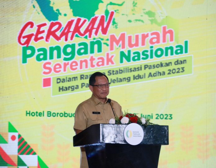 Minister of Home Affairs Muhammad Tito Karnavian attended the launching of the National Simultaneous Cheap Food Movement at the Borobudur Hotel, Jakarta, Monday (26/6).