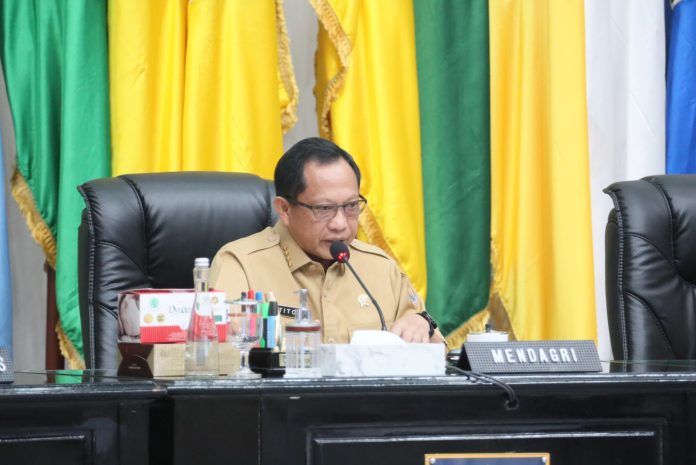 Menteri Dalam Negeri Muhammad Tito Karnavian memimpin Rapat Koordinasi Pengendalian Inflasi Daerah di Gedung Sasana Bhakti Praja Kementerian Dalam Negeri, Jakarta, Senin (10/7).