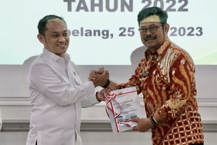Menteri Pertanian Syahrul Yasin Limpo saat menerima penghargaan dari BPK (Foto: Humas Ditjen Prasarana dan Sarana Pertanian/ THE EDITOR)